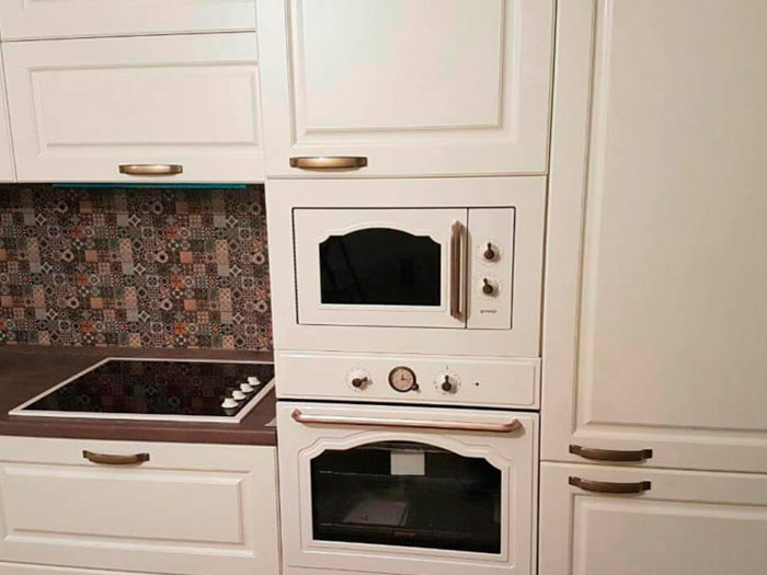 корпусная и мягкая мебель в белых тонах